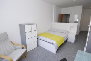 4 bed flat, 2A Old Town Street, City Centre, Plymouth, PL11AE - Image 2